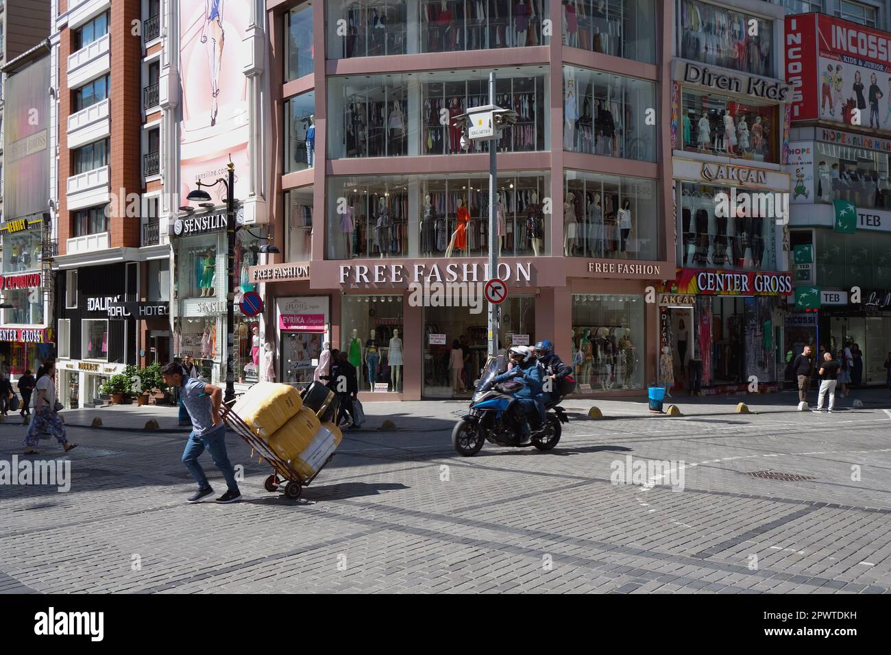 Istanbul, Turquie - 18 mai 2022. Paysage urbain avec hôtels, boutiques et vue sur la rue dans la partie européenne d'Istanbul, Turquie. Banque D'Images