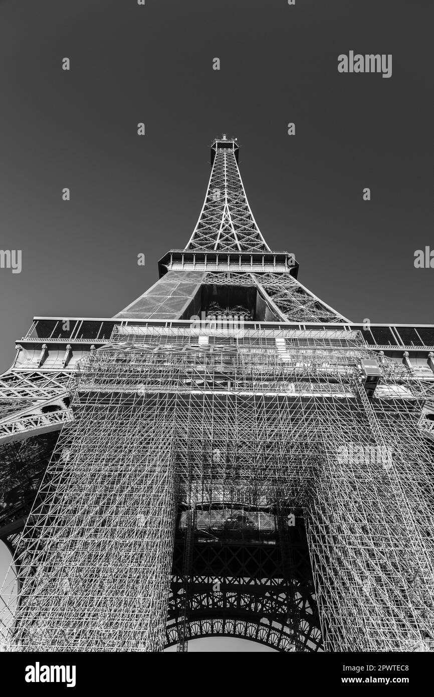 L'emblématique Tour Eiffel par une belle journée d'hiver, tour en treillis de fer forgé sur le champ de Mars à Paris, France. Banque D'Images