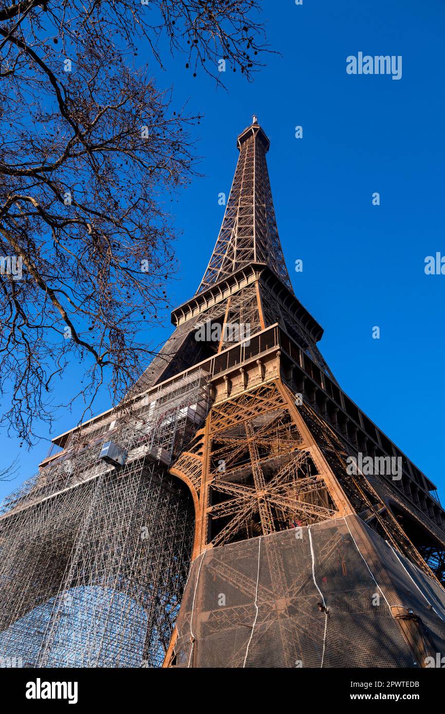 L'emblématique Tour Eiffel par une belle journée d'hiver, tour en treillis de fer forgé sur le champ de Mars à Paris, France. Banque D'Images