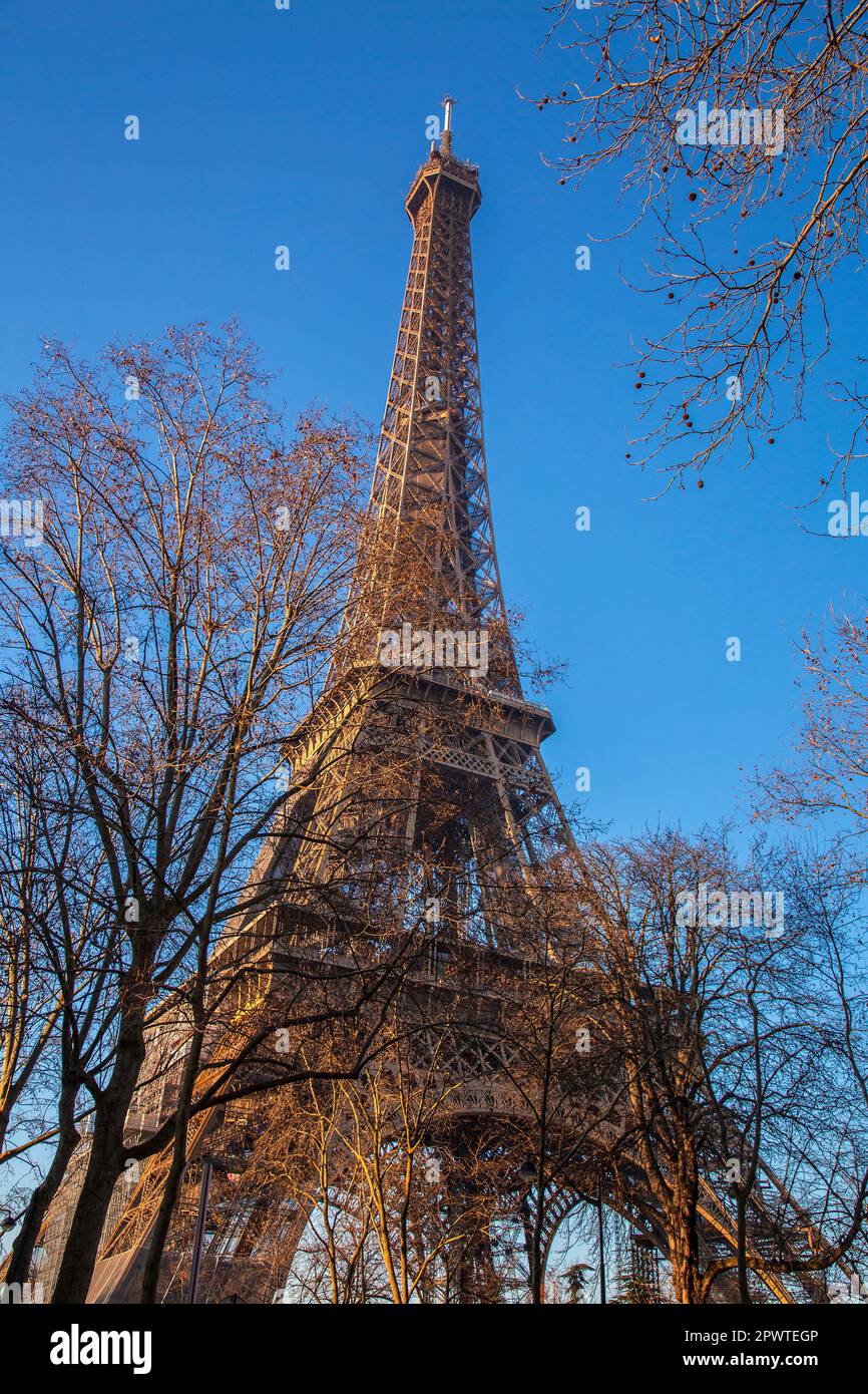 L'emblématique Tour Eiffel par une belle journée d'hiver, tour en treillis de fer forgé sur le champ de Mars à Paris, France. Banque D'Images
