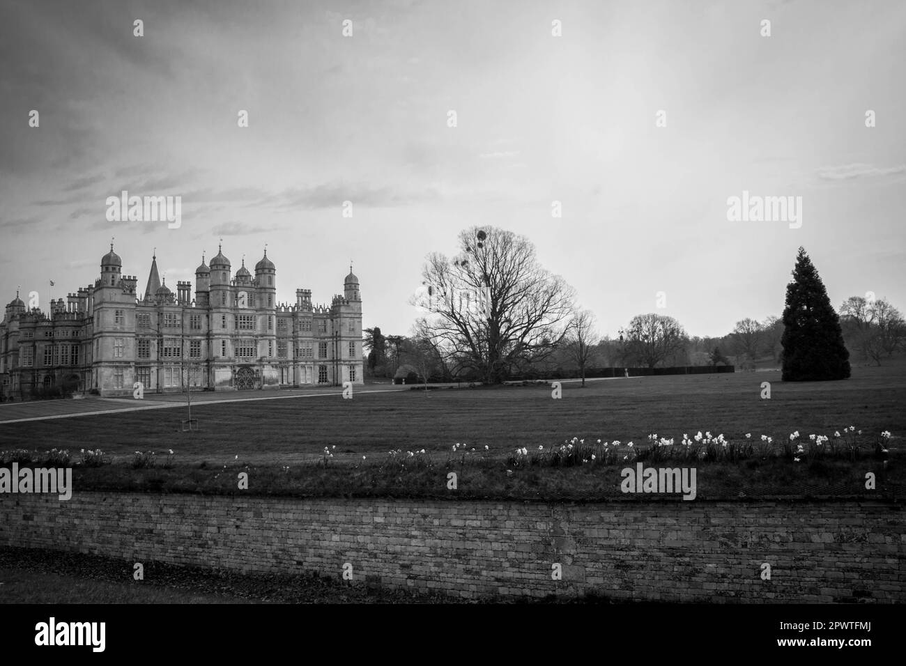 Image monochrome de Burghley House and Estate au printemps près de Stamford, Lincolnshire Banque D'Images