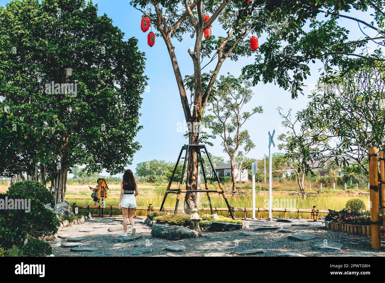 KANCHANABURI -THAÏLANDE, MARS 30 ,2023 : touristes non identifiés viennent visiter et prendre des photos avec restaurant et café avec un beau jardin décoré Banque D'Images