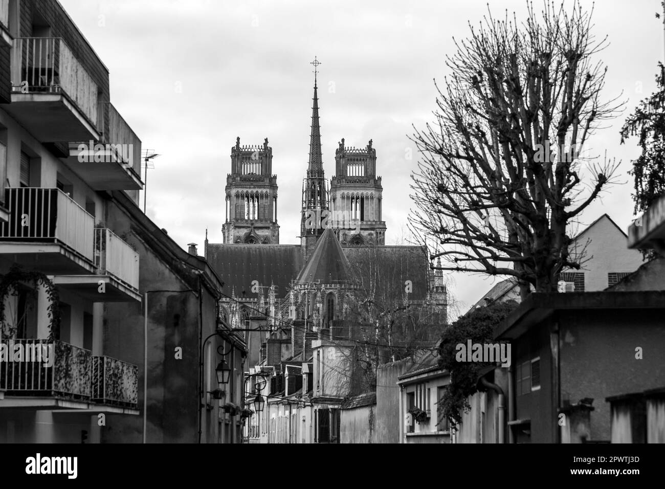 Vue sur la rue avec une architecture typique à Orléans, la préfecture du département de Loiret et la région du Centre-Val de Loire. Banque D'Images