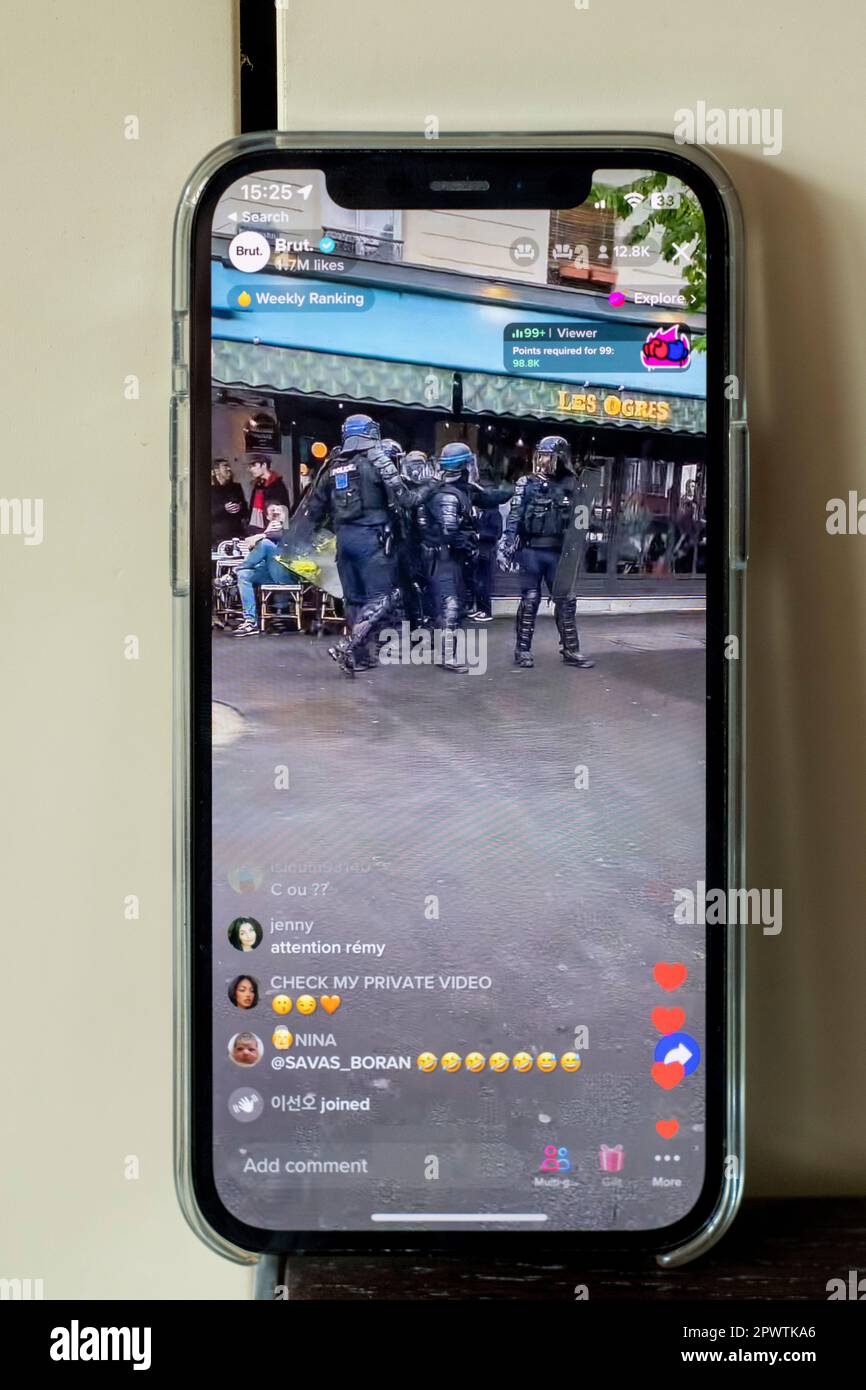 Photos d'un iphone12 live en streaming les émeutes à Paris le 1st mai 2023, anti-macron Banque D'Images