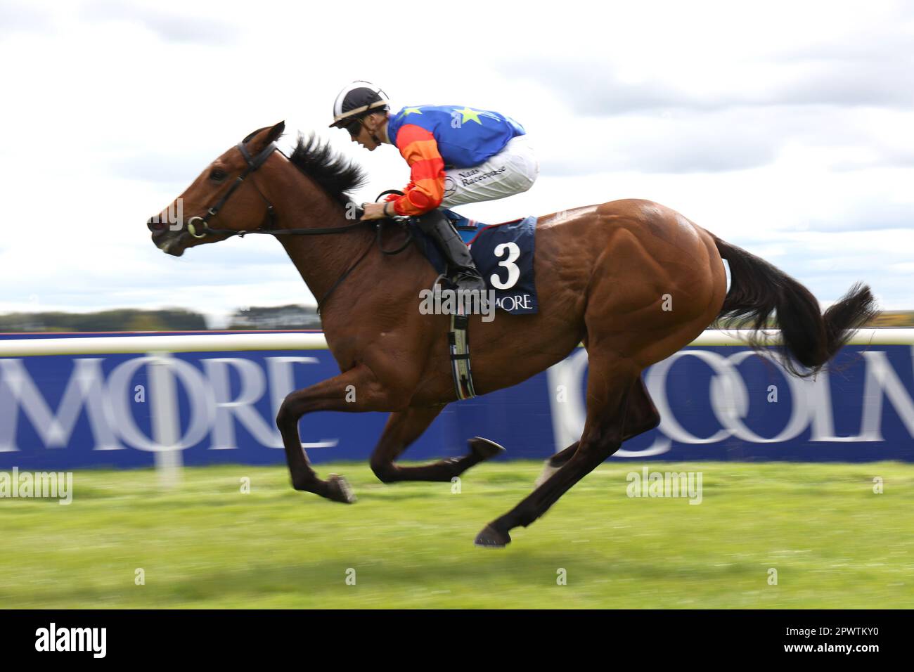 Honey Girl monté par le jockey Dylan Browne McMonagle gagne le Coolmore Stud Circus Maximus Irish EBF Athasi Stakes au Curragh Racecourse, dans le comté de Kildare. Date de la photo: Lundi 1 mai 2023. Banque D'Images