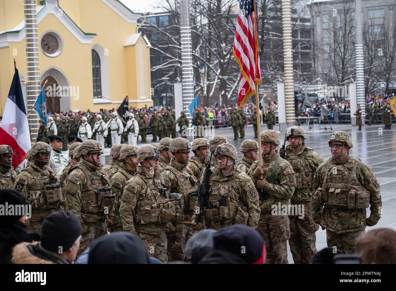 Les forces armées américaines arborent le drapeau américain, l'allié de l'Estonie au sein de l'OTAN sur la place principale de Tallinn, lors du défilé célébrant l'indépendance Banque D'Images