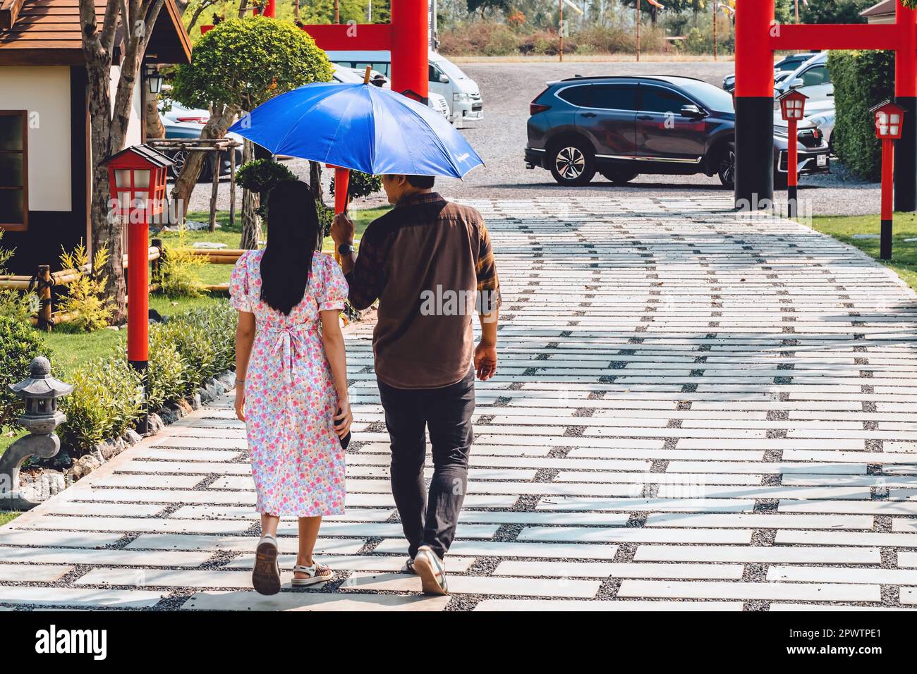 KANCHANABURI -THAÏLANDE, AVRIL 1 ,2023 : touristes non identifiés viennent visiter et prendre des photos avec restaurant et café avec un beau jardin décoré Banque D'Images