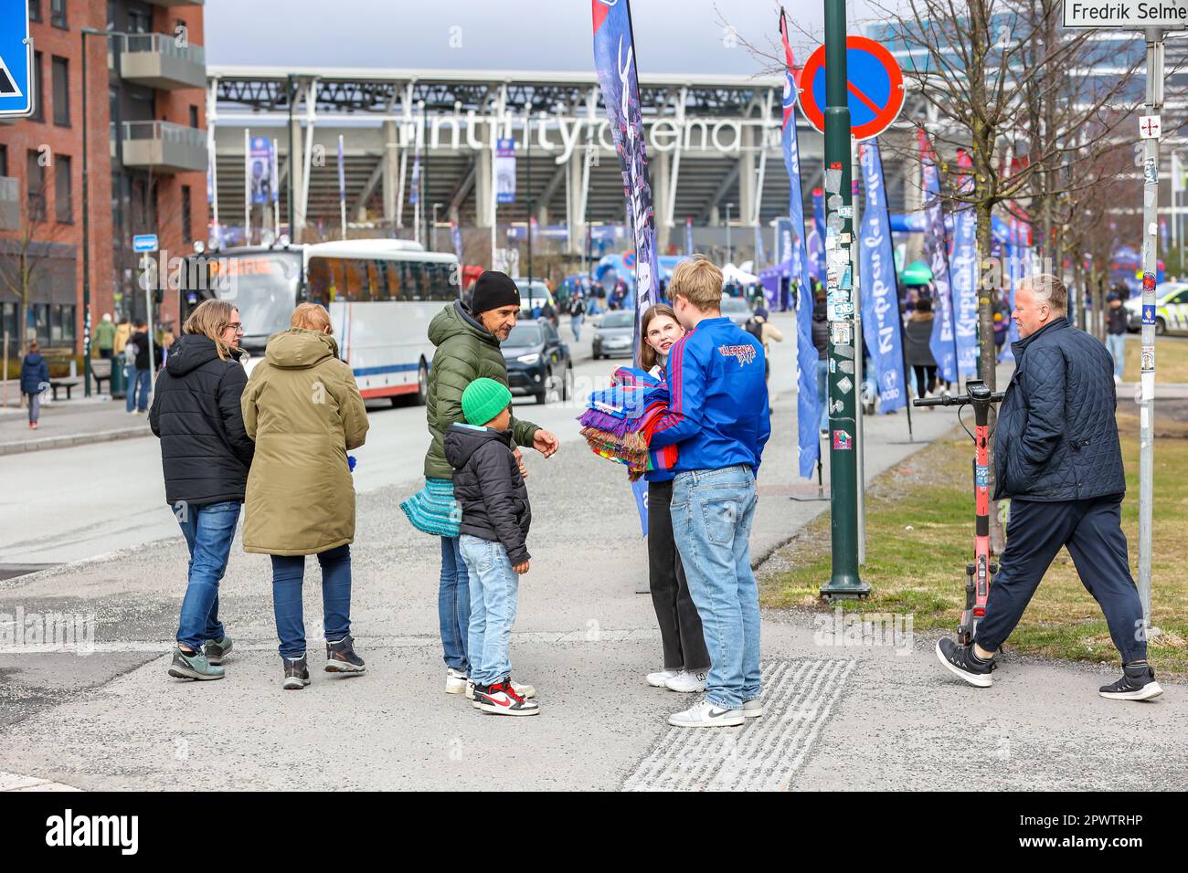 Oslo, Norvège, 1er mai 2023. Les supporters bannissent des foulards devant Intility Arena avant le match entre Vålerenga et Lillestrøm au stade Intility. Crédit : Frode Arnesen/Alamy Live News Banque D'Images