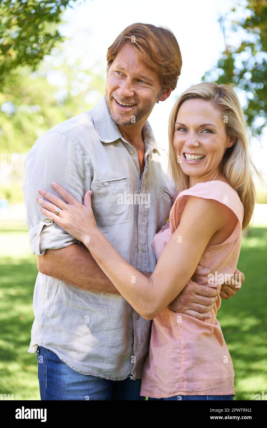 La journée parfaite est à chaque fois que nous étions ensemble. Portrait d'un couple affectueux et mature qui profite d'une journée dans le parc. Banque D'Images