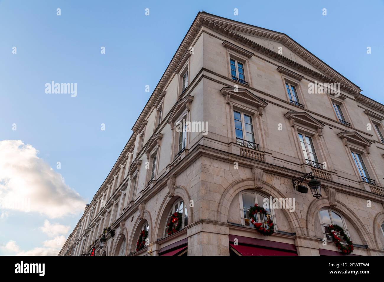 Vue sur la rue avec une architecture typique à Orléans, la préfecture du département de Loiret et la région du Centre-Val de Loire. Banque D'Images