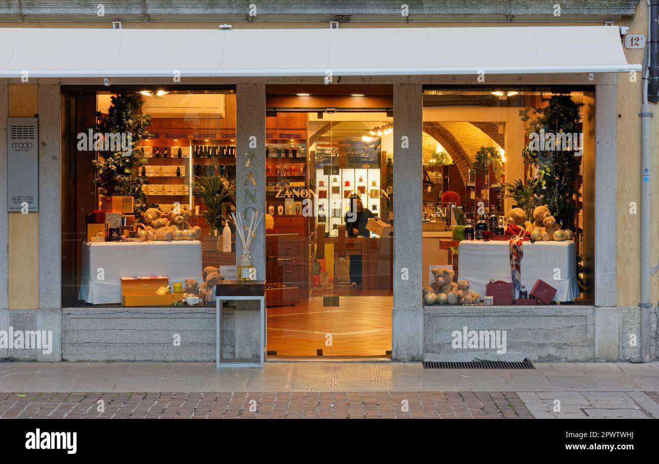 UDINE, Italie - 8 décembre 2022 : magasin de parfums Zanon dans le centre-ville Banque D'Images