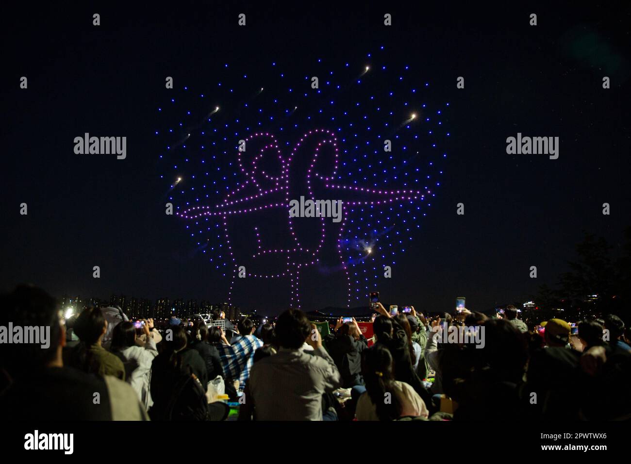Séoul, Corée du Sud. 1st mai 2023. Les gens regardent un spectacle de  lumière de drone au parc Ttukseom à Séoul, Corée du Sud, 1 mai 2023. Dans  le cadre des événements