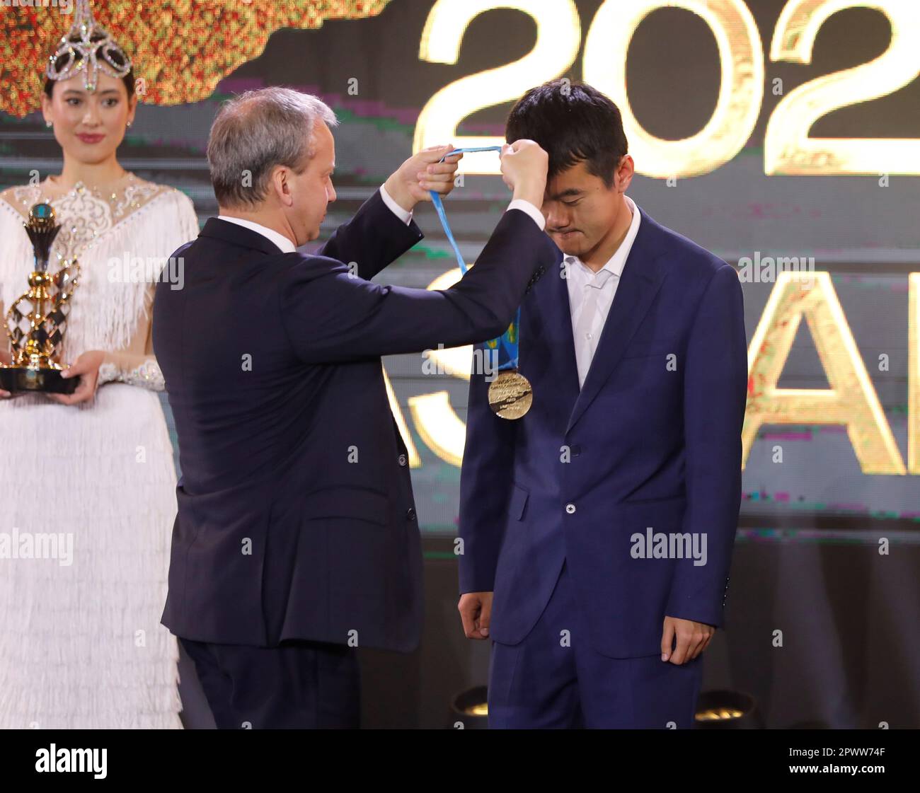 Astana, Kazakhstan. 1st mai 2023. Arkady Dvorkovich (C), président de la Fédération internationale des Échecs, décerne la médaille d'or au lauréat chinois Ding Liren (R) lors de la cérémonie de remise du Championnat du monde des Échecs de la Fédération internationale des Échecs (FIDE) à Astana, Kazakhstan, 1 mai 2023. Credit: Kalizhan Ospanov/Xinhua/Alamy Live News Banque D'Images