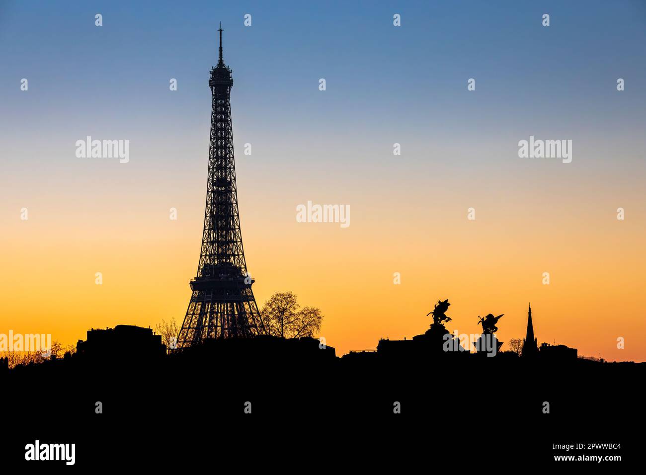 Paris, France - 8 février 2023 : l'horizon de Paris au coucher du soleil avec la silhouette de la Tour Eiffel Banque D'Images