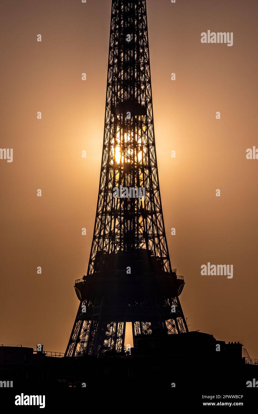 Paris, France - 8 février 2023 : l'horizon de Paris au coucher du soleil avec la silhouette de la Tour Eiffel Banque D'Images
