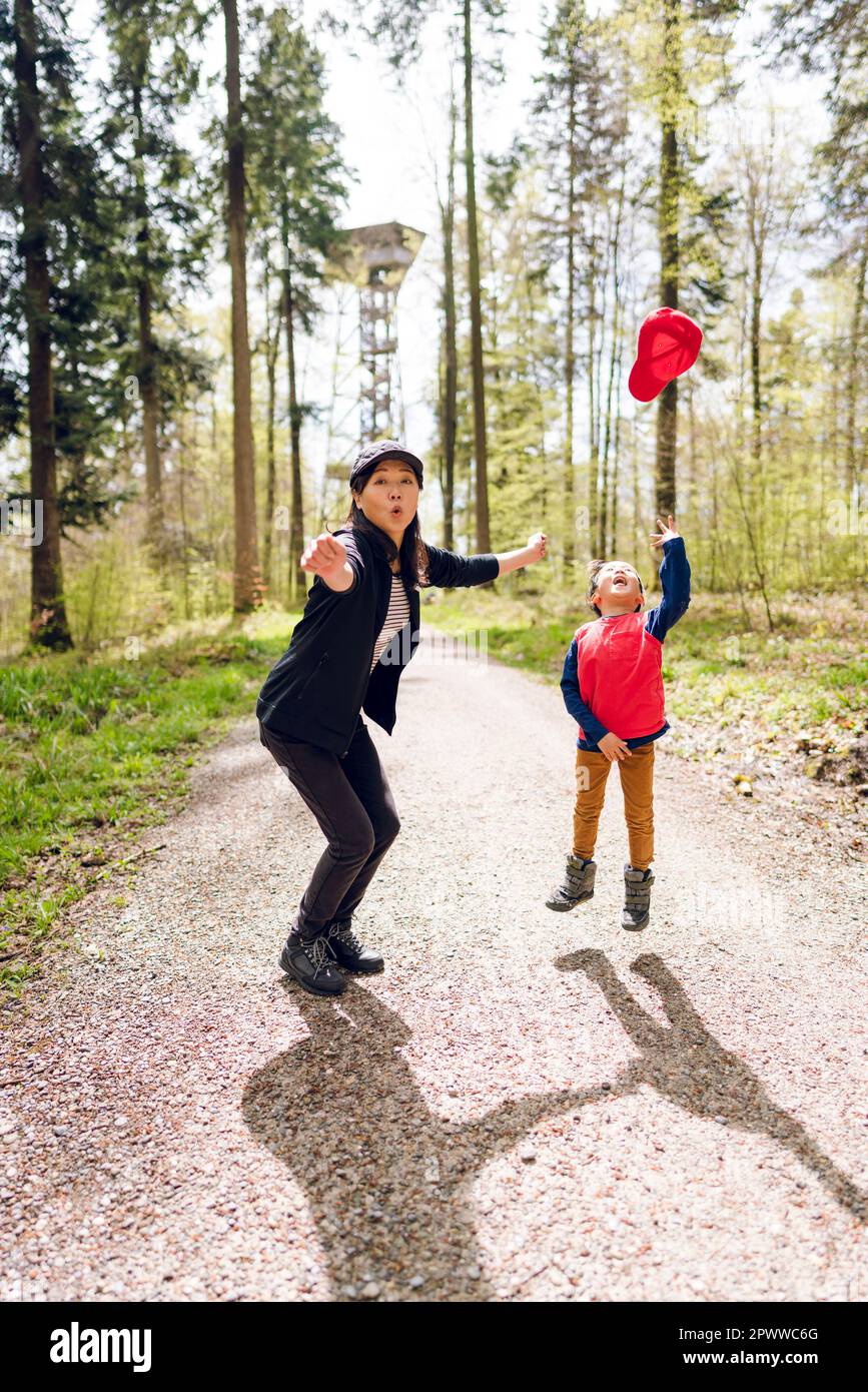 Mère et fils dans une forêt en Suisse Banque D'Images