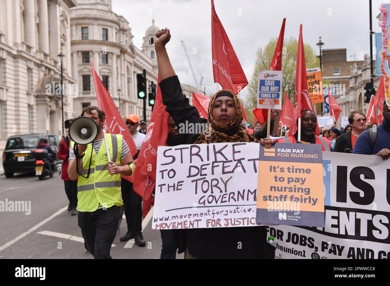 Londres, Angleterre, Royaume-Uni. 1st mai 2023. Les infirmières en grève du syndicat du Royal College of Nursing (RCN) ont défilé de l'hôpital St Thomas à travers le centre de Londres. La dernière grève fait partie d'un conflit avec le gouvernement au sujet de la rémunération, du recrutement et du maintien en poste dans les services de santé. (Credit image: © Thomas Krych/ZUMA Press Wire) USAGE ÉDITORIAL SEULEMENT! Non destiné À un usage commercial ! Banque D'Images