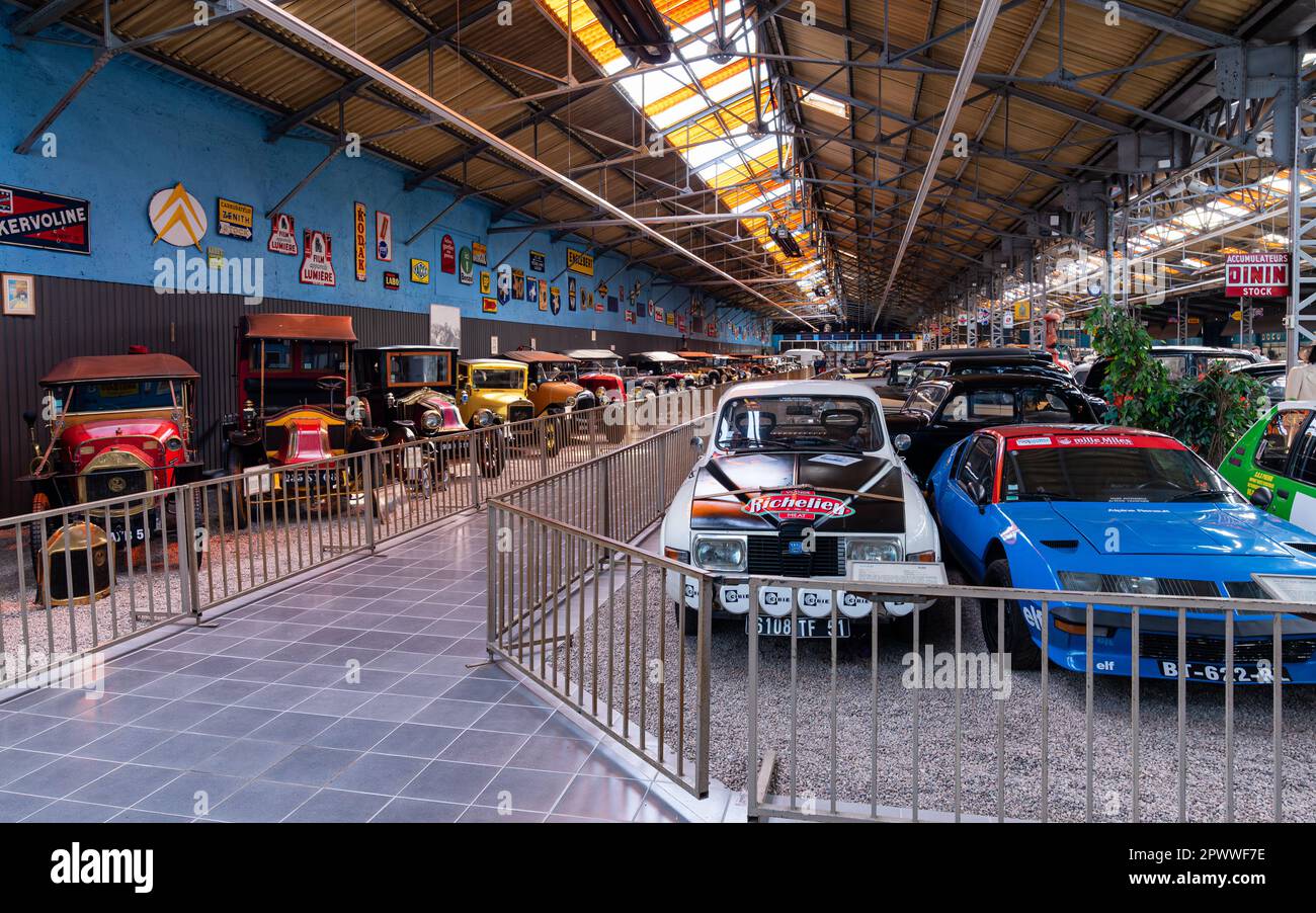 Voitures classiques vintage exposées au musée de l'automobile Reims-Champagne, un musée de l'automobile situé à Reims. Banque D'Images