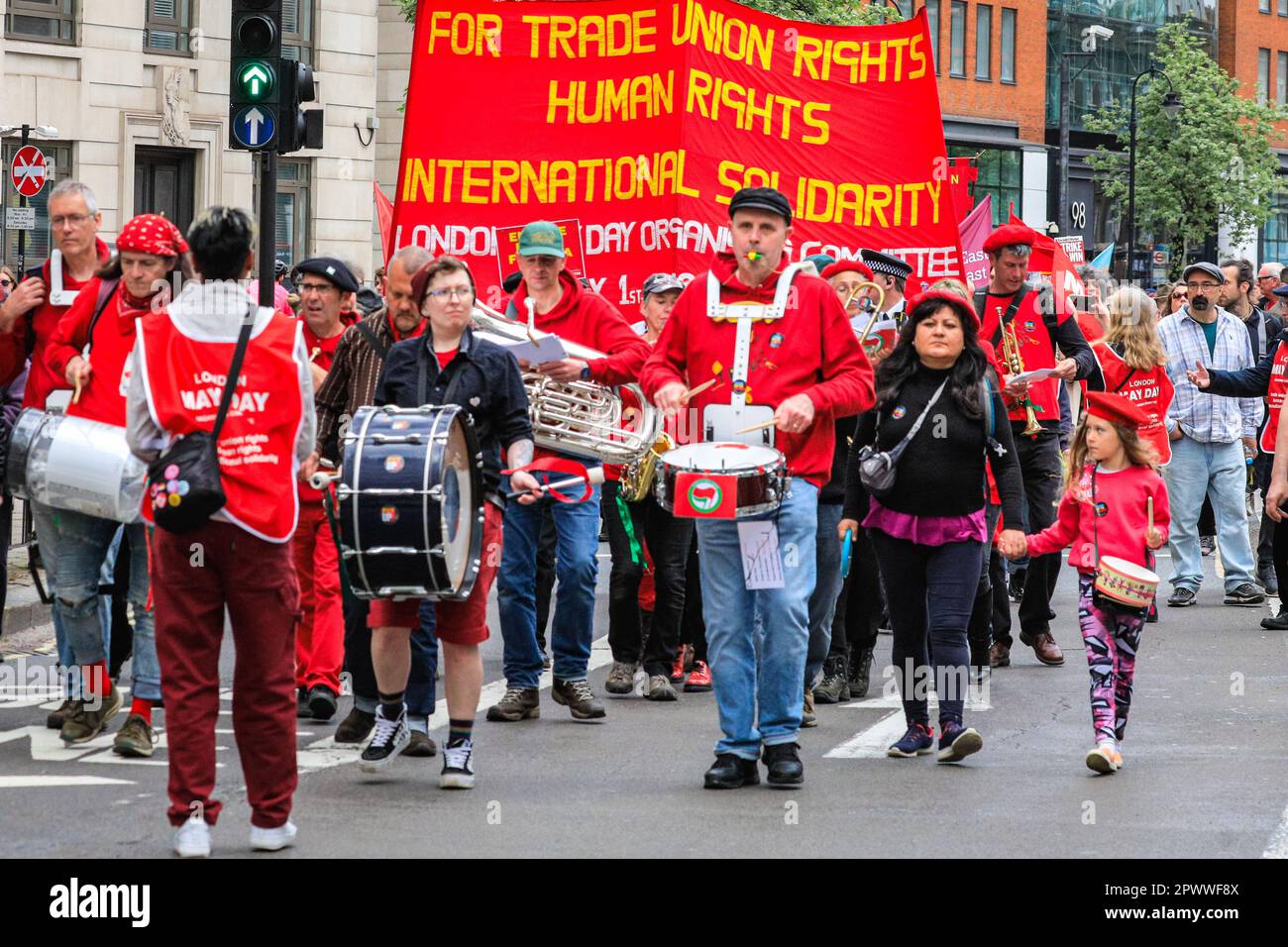 Londres, Royaume-Uni. 01st mai 2023. La marche annuelle du jour de mai s'étend de Clerkenwell au centre de Londres jusqu'à Trafalgar Square, où elle est accompagnée d'autres manifestations pour des discours de dirigeants syndicaux et d'autres, dont Mick Lynch. Credit: Imagetraceur/Alamy Live News Banque D'Images