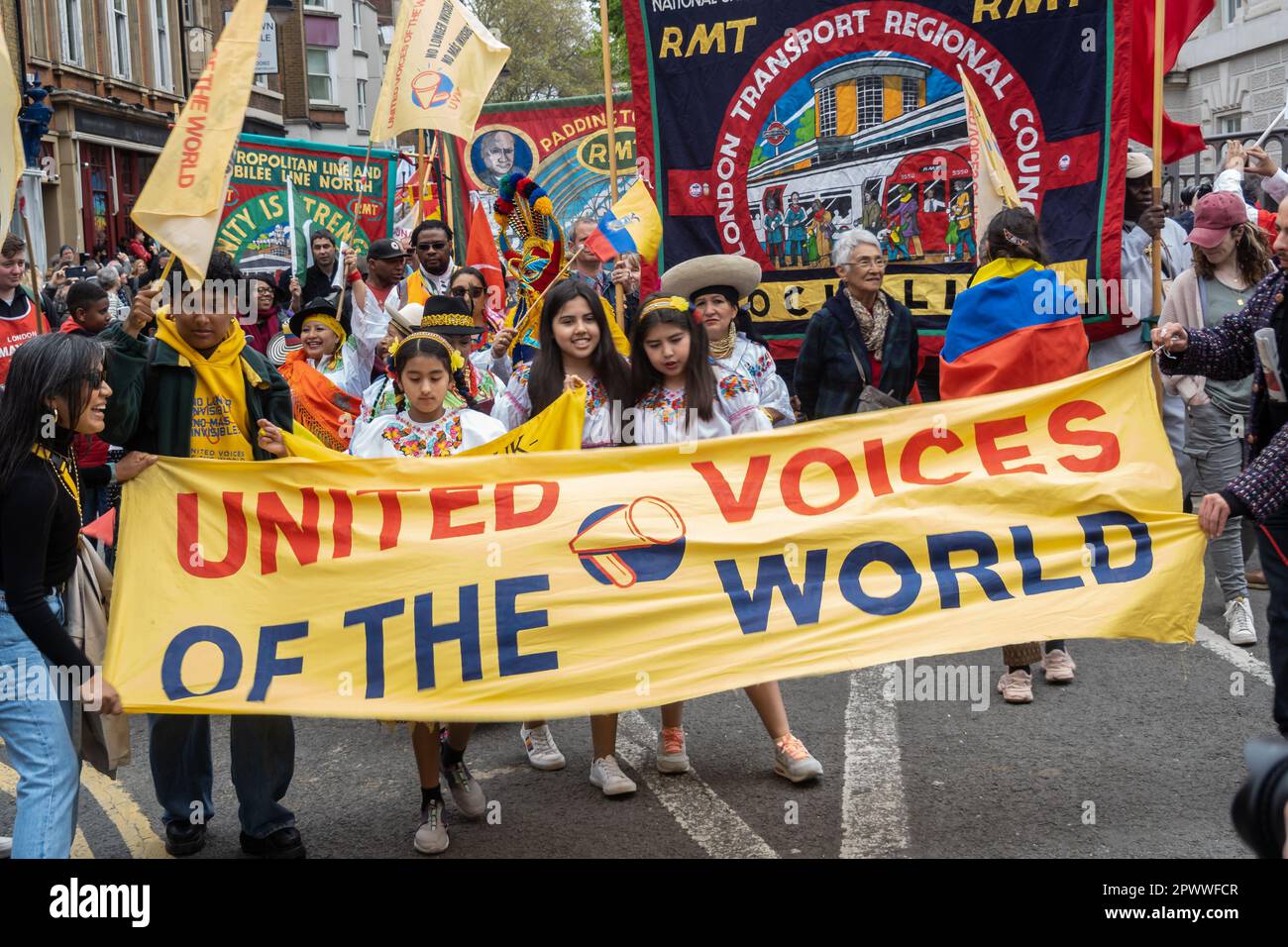 Londres, Royaume-Uni. 1 mai 2023. Groupe de danse équatorienne indigène Warmis UK march avec United Voices of the World Trade Union. Plusieurs milliers de personnes se sont rassemblées à Clerkenwell Green pour la marche de la Journée internationale des travailleurs jusqu'à Trafalgar Square. Ceux qui y ont participé provenaient d'un large éventail de syndicats et d'organisations politiques et comprenaient beaucoup de communautés ethniques très diverses de Londres. Peter Marshall/Alay Live News. Banque D'Images