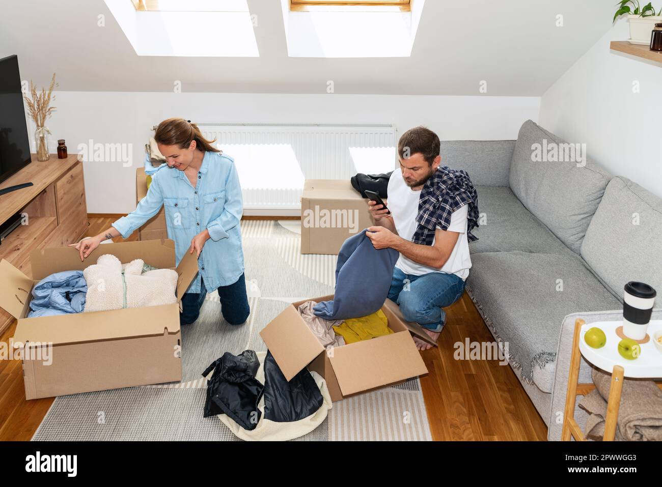 Bénévoles deux personnes emballant des vêtements pour organisme de bienfaisance, vêtements de deuxième main et concept de don. Banque D'Images