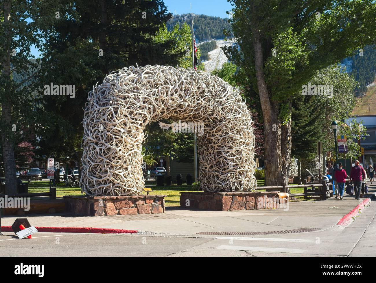 L'une des célèbres arches de bois d'élan aux quatre coins de Jackson Square, à Jackson, Wyoming Banque D'Images