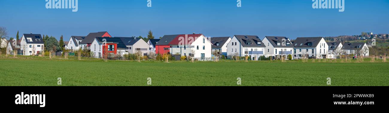 Maisons mitoyennes et maisons mitoyennes sur le bord d'un champ dans un nouveau domaine de logement dans une banlieue de Francfort-sur-le-main par temps ensoleillé Banque D'Images