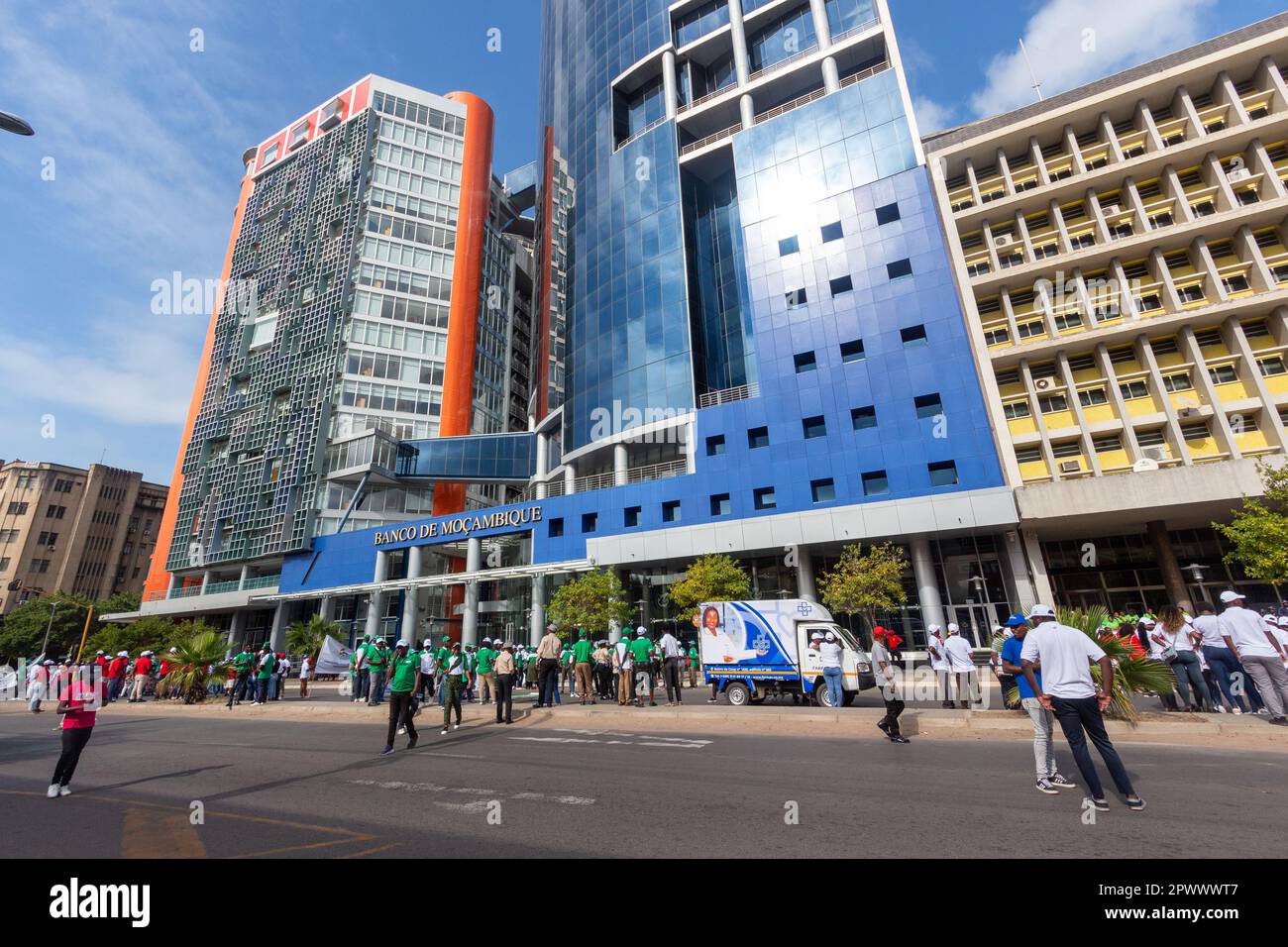 Les travailleurs défilent devant le bâtiment de la Banque centrale du Mozambique le jour de la fête du travail Banque D'Images