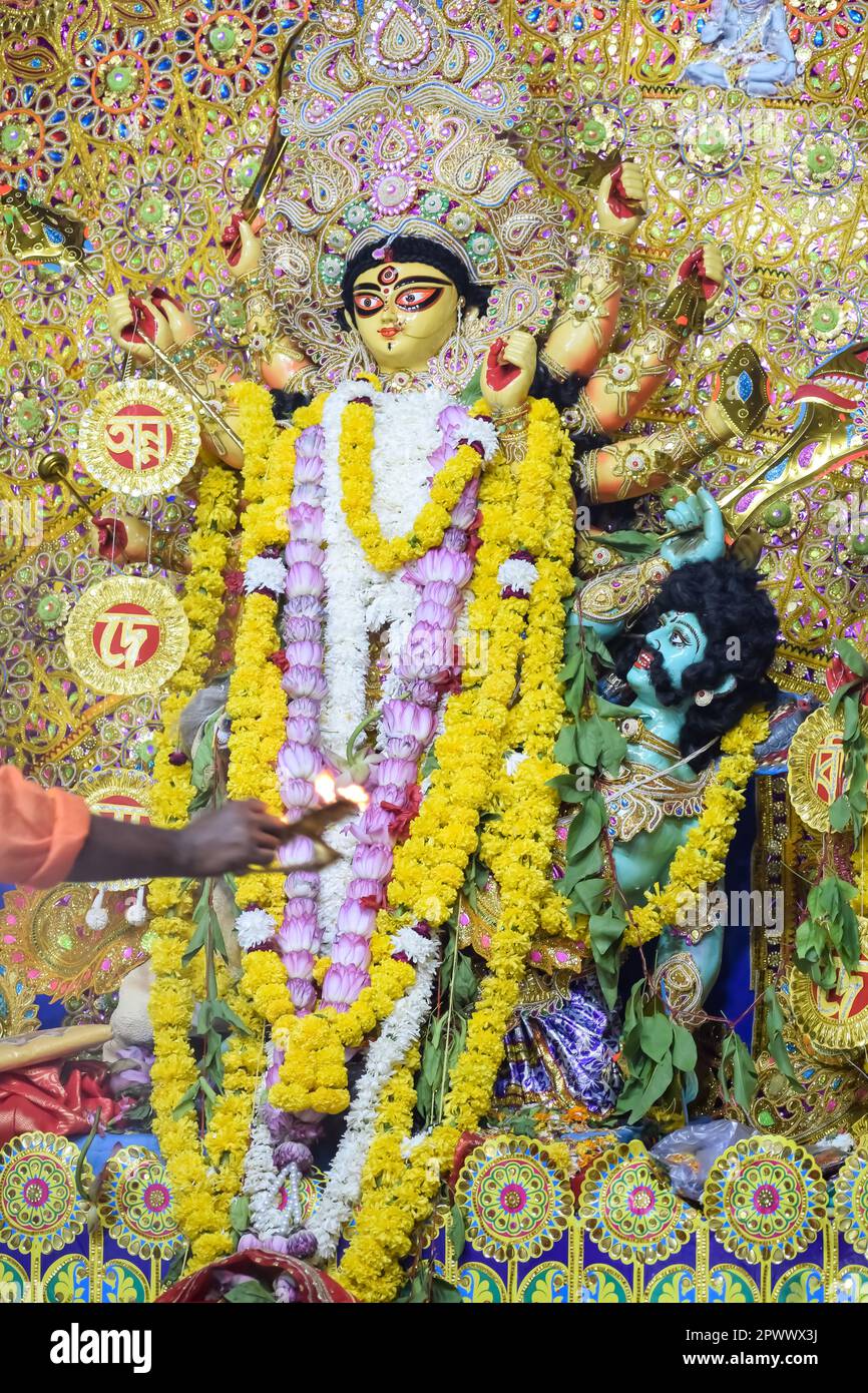 La déesse Durga avec un regard traditionnel en vue rapprochée dans un sud Kolkata Durga Puja, Durga Puja Idol, Un plus grand festival hindou Navratri en Inde Banque D'Images