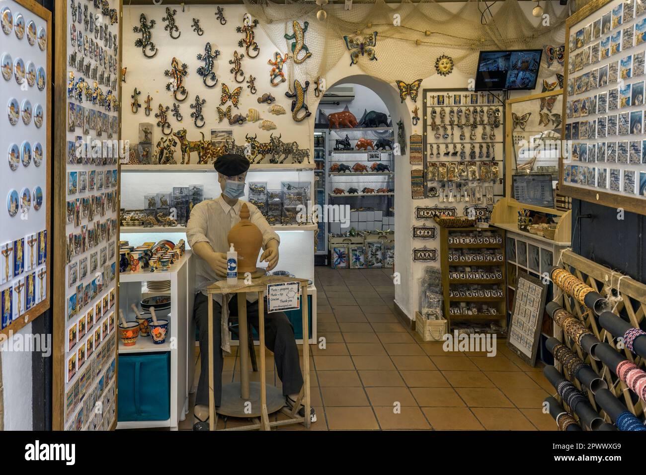 Altea Original, monde de la décoration et des cadeaux, artisanat espagnol traditionnel et contemporain, pièces artisanales et exclusives dans la vieille ville d'Altea. Banque D'Images
