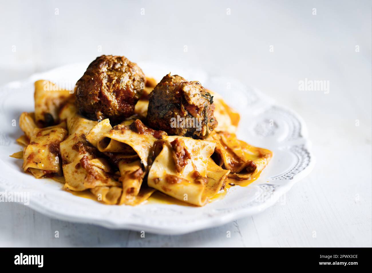 cuisine italienne rustique de confort traditionnel pappardelle dans la sauce bolognaise meatball Banque D'Images