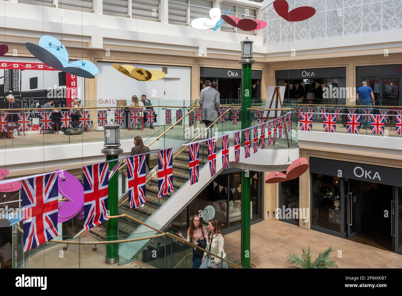 Décorations de couronnement à Guildford en mai 2023 pour le couronnement du roi Charles III et de la reine Camilla, y compris les drapeaux de drapeau-drapeau de l'Union, Surrey, Royaume-Uni Banque D'Images