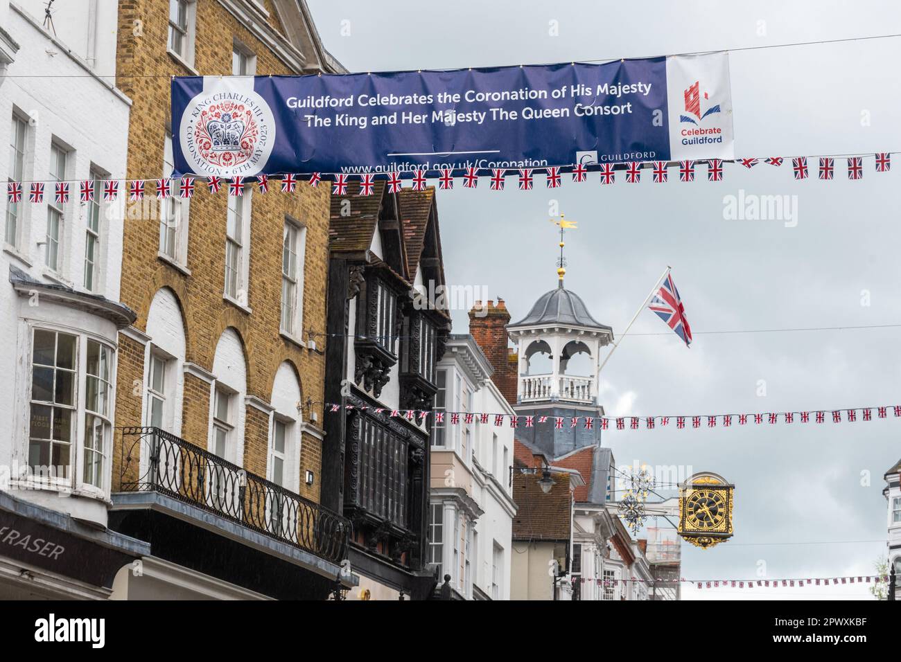Décorations de couronnement à Guildford en mai 2023 pour le couronnement du roi Charles III et de la reine Camilla, y compris les drapeaux de drapeau-drapeau de l'Union, Surrey, Royaume-Uni Banque D'Images