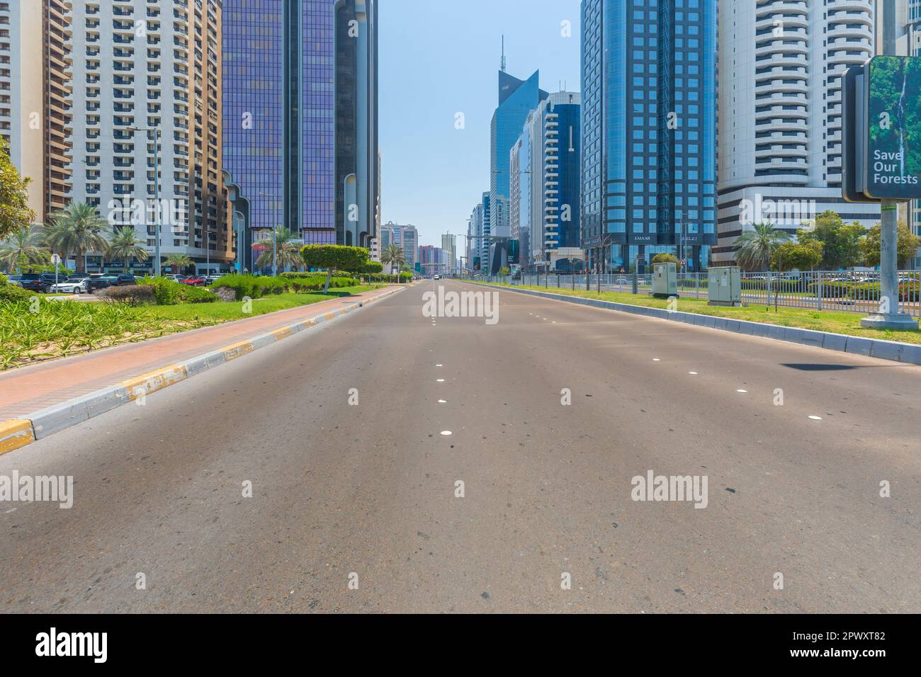 ABU DHABI, eau - 18 avril 2022 : rues et gratte-ciels à Abu Dhabi Banque D'Images