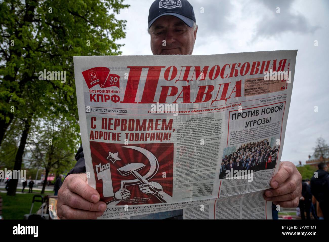 Moscou, Russie. 1st mai 2023. Un homme a lu le journal Podmoskovnaya pravda lors du rassemblement du parti communiste russe pour marquer la Journée du travail, également connue sous le nom de mai, au monument du philosophe allemand du 19th siècle Karl Marx, près de la place Rouge à Moscou, en Russie. Nikolay Vinokurov/Alay Live News Banque D'Images