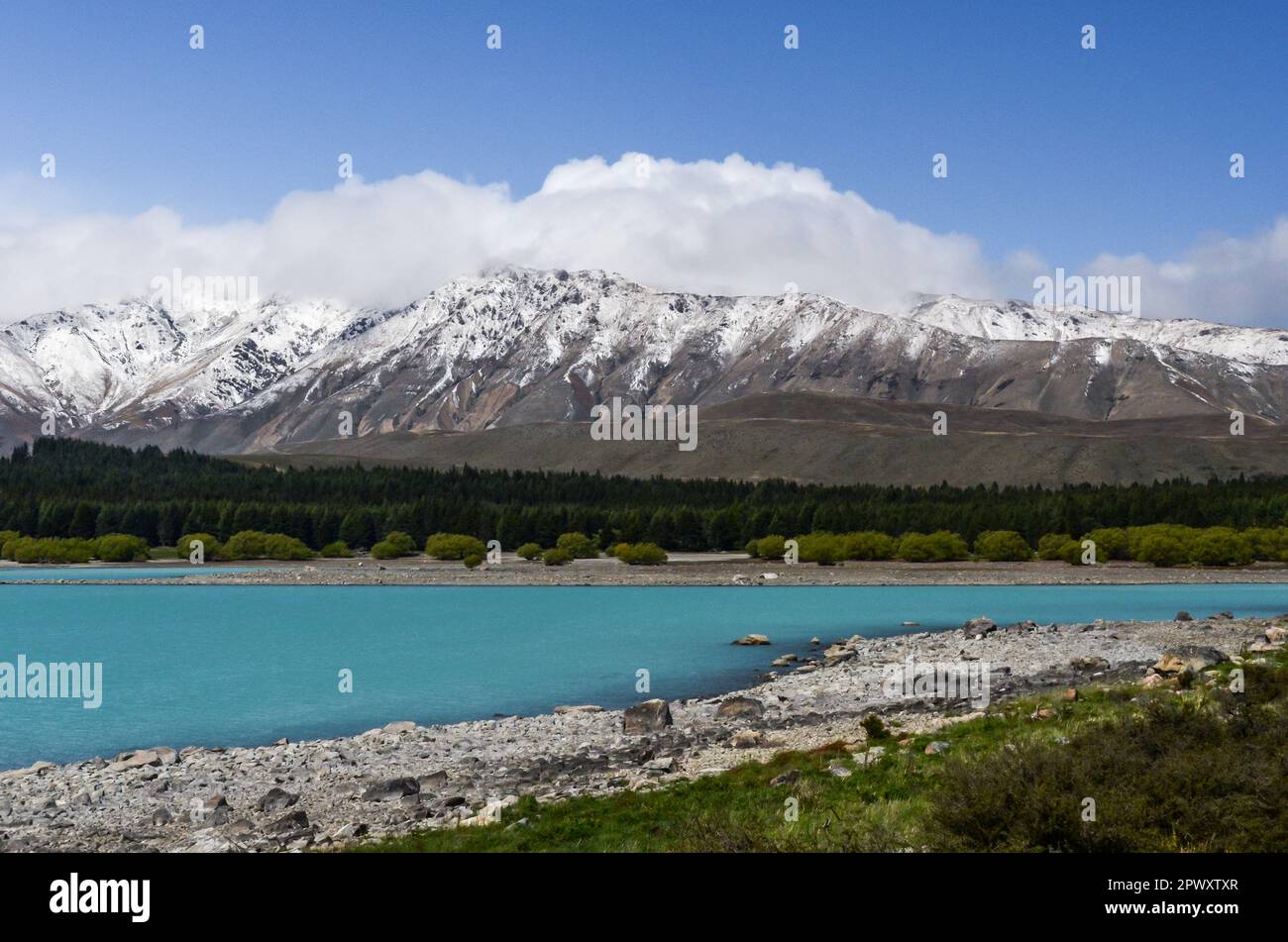 Le lac Tekapo est entouré de sommets enneigés de la montagne en Nouvelle-Zélande Banque D'Images