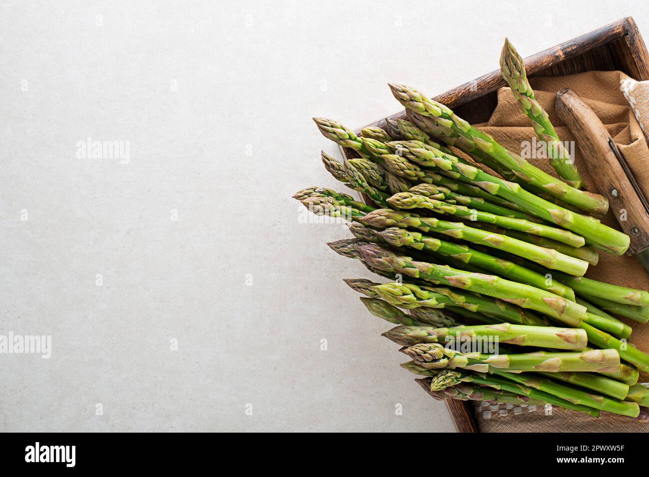 Asperges. Asperges fraîches. Asperges vertes marinées. Pains d'asperges vertes dans le plateau, vue de dessus - image Banque D'Images