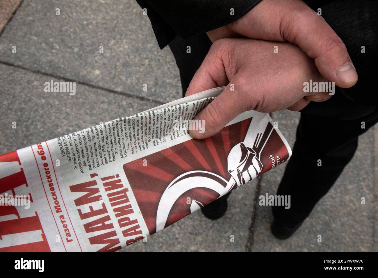 Moscou, Russie. 1st mai 2023. Un vieil homme tient le journal Podmoskovnaya Pravda (Eng:Moscow Region's Truth) pendant le rassemblement du parti communiste russe pour marquer la fête du travail, également connue sous le nom de mai, au monument du philosophe allemand du 19th siècle Karl Marx, près de la place Rouge à Moscou, en Russie. Nikolay Vinokurov/Alay Live News Banque D'Images