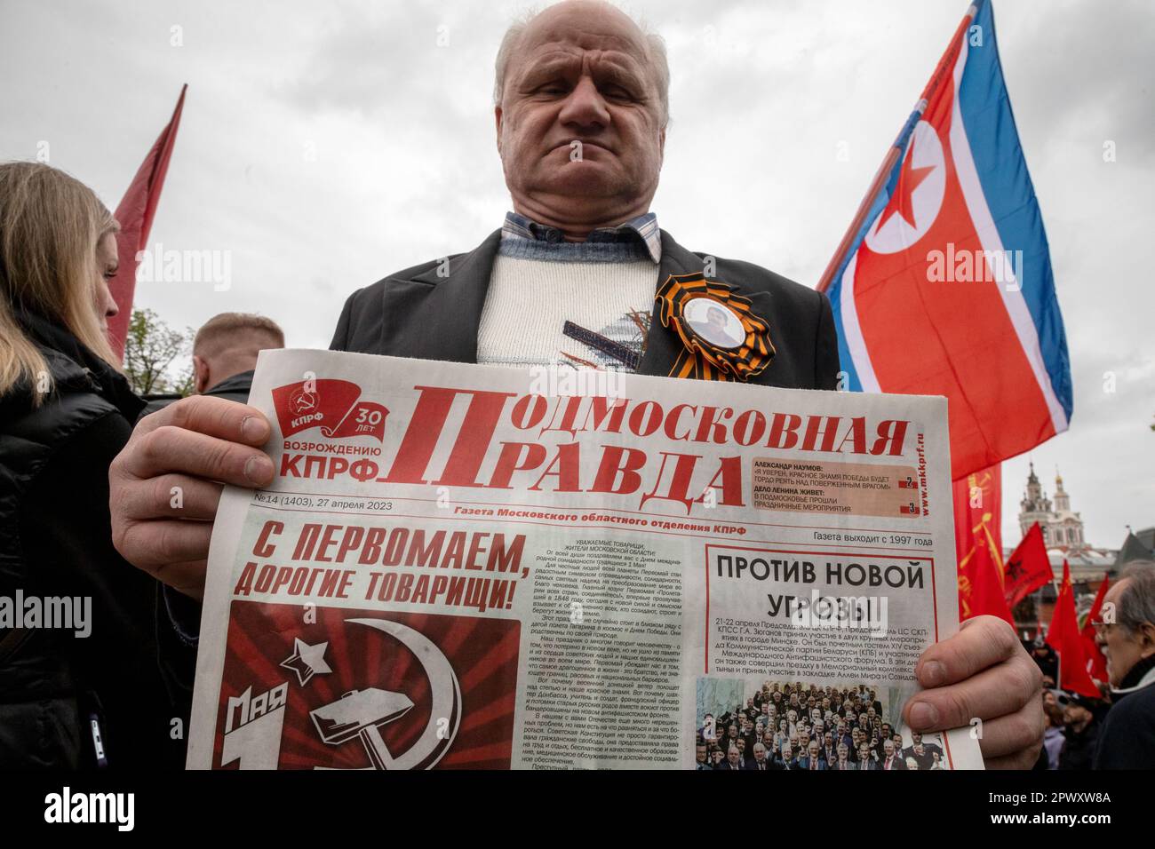 Moscou, Russie. 1st mai 2023. Un homme a lu le journal Podmoskovnaya pravda lors du rassemblement du parti communiste russe pour marquer la Journée du travail, également connue sous le nom de mai, au monument du philosophe allemand du 19th siècle Karl Marx, près de la place Rouge à Moscou, en Russie. Nikolay Vinokurov/Alay Live News Banque D'Images