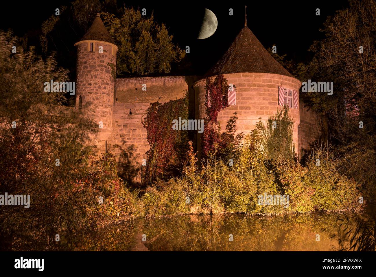 Système de défense de la ville médiévale dans le mur de la ville de Dinkelsbühl, Franconie la nuit avec demi-lune Banque D'Images