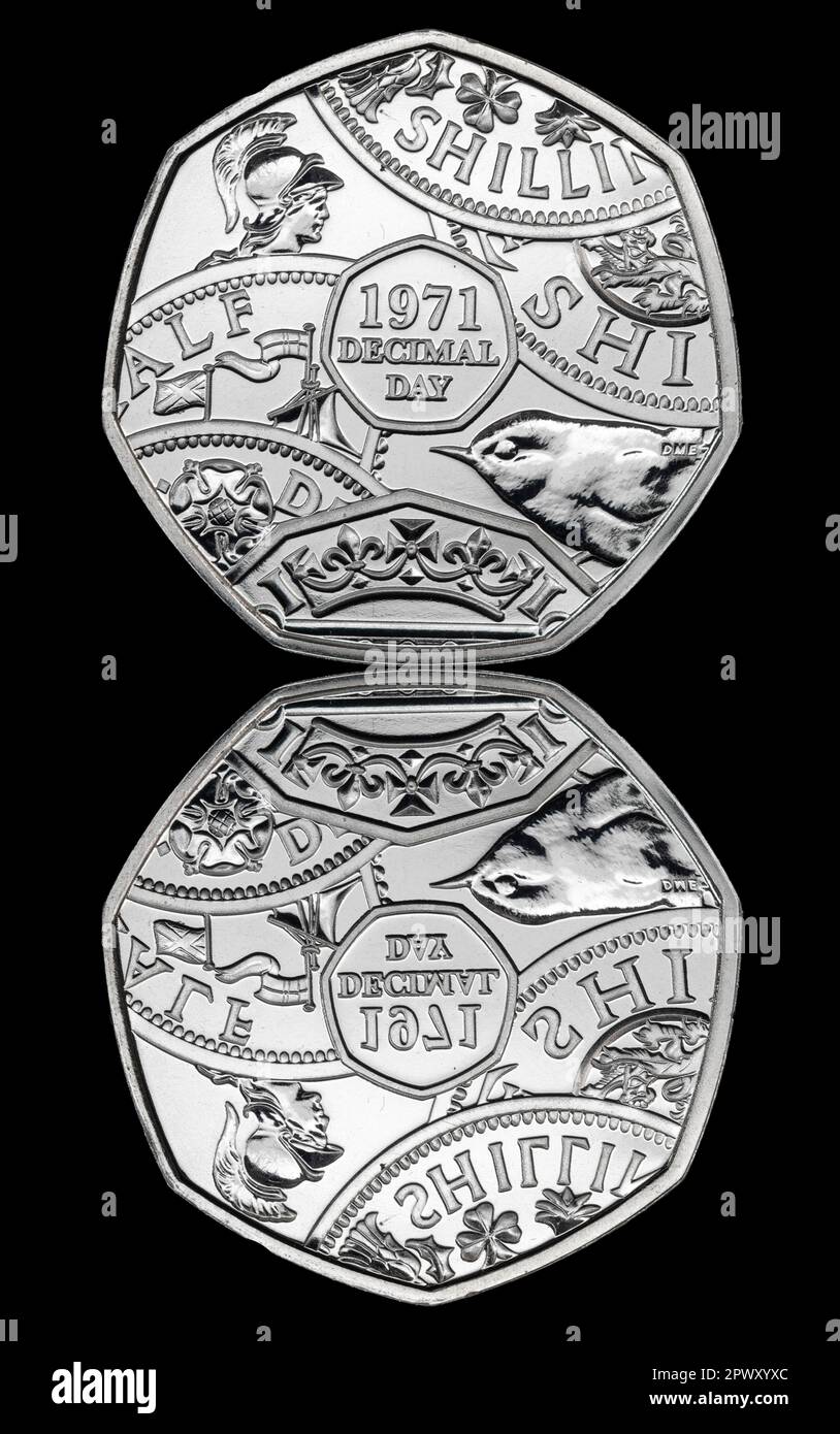 Une pièce de 50p en 2021 pour commémorer le 50th anniversaire du jour décimal. L'arrière-plan de la pièce présente un portrait de la reine Elizabeth II Banque D'Images