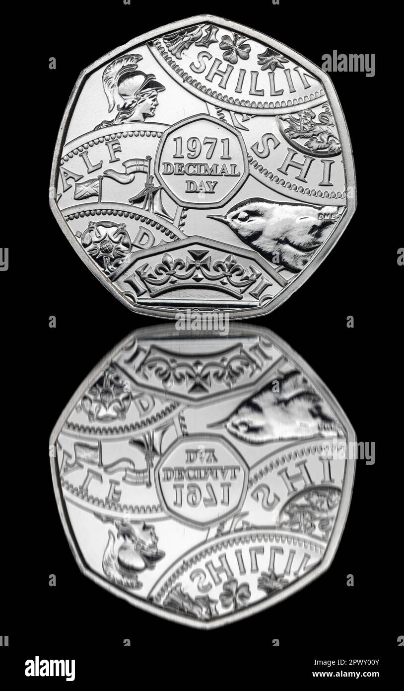 Une pièce de 50p en 2021 pour commémorer le 50th anniversaire du jour décimal. L'arrière-plan de la pièce présente un portrait de la reine Elizabeth II Banque D'Images