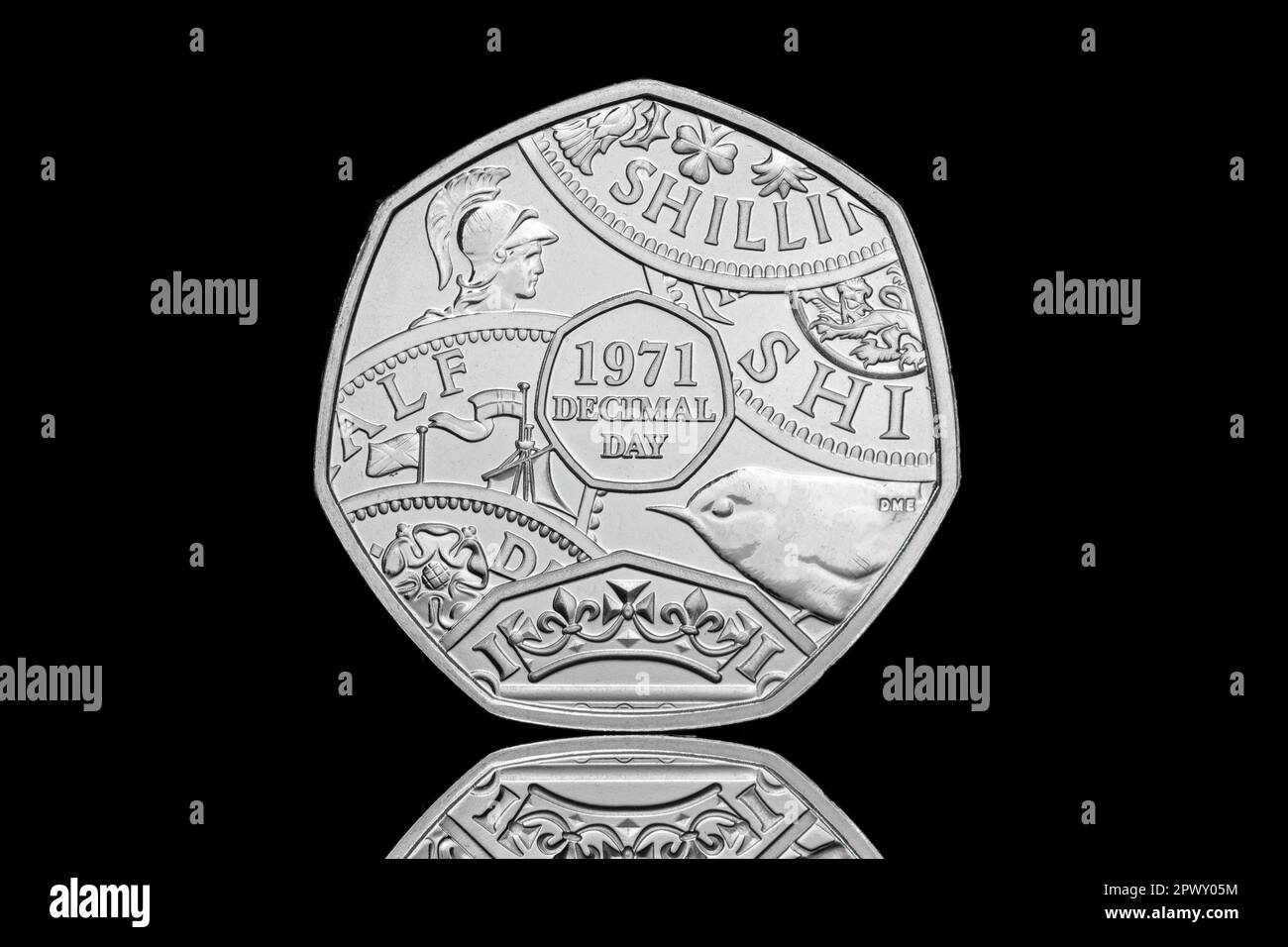 Une pièce de 50p en 2021 pour commémorer le 50th anniversaire du jour décimal. L'arrière-plan de la pièce présente un portrait de la reine Elizabeth II Banque D'Images
