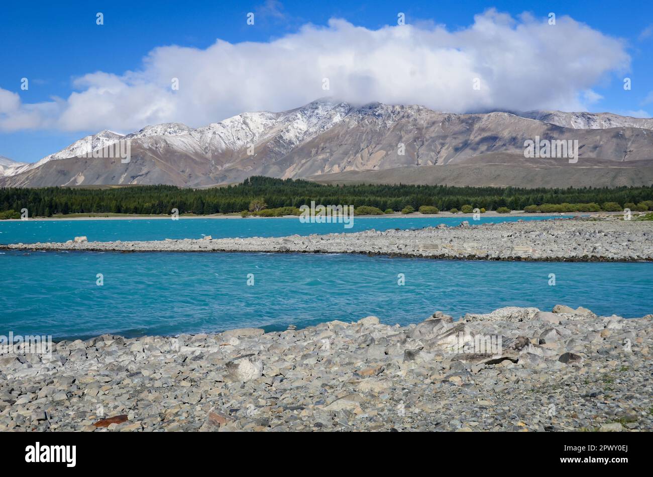 Le lac Tekapo est entouré de sommets enneigés de la montagne en Nouvelle-Zélande Banque D'Images