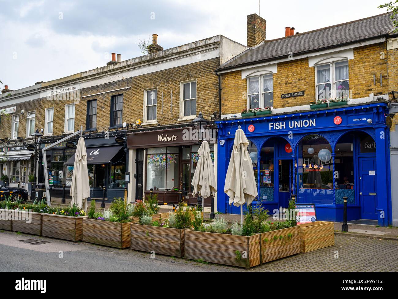 Chislehurst, Kent, Royaume-Uni: Royal Parade, une rangée de magasins et de restaurants à Chislehurst avec des bâtiments datant de 1870. Chislehurst est dans le Grand Londres. Banque D'Images