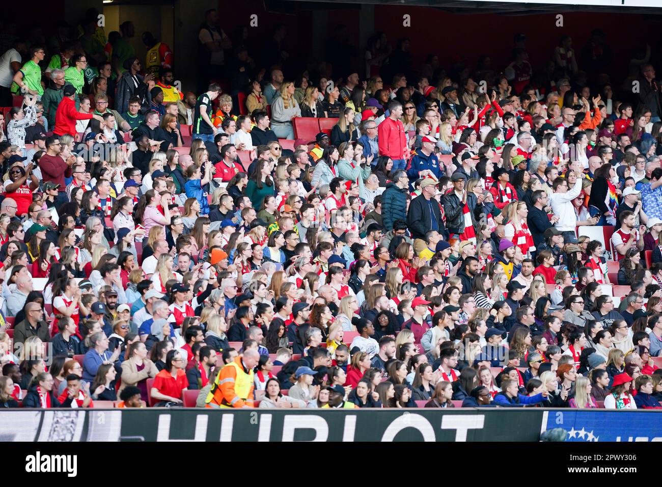 Londres, Royaume-Uni. 01st mai 2023. Londres, Angleterre, 1 mai 2023 : fans lors du match de football semi-fin de l'UEFA Womens Champions League entre Arsenal et VFL Wolfsburg aux Émirats de Londres, en Angleterre. (Daniela Porcelli /Just Pictures /SPP) Credit: SPP Sport Press photo. /Alamy Live News Banque D'Images