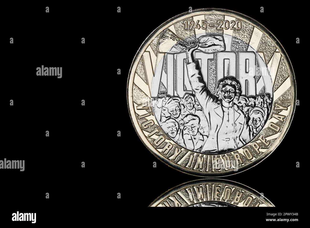 £2 pièces émises en 2020 pour commémorer le 75th anniversaire de la victoire en Europe. L'inverse a un portrait de la reine Elizabeth II Banque D'Images