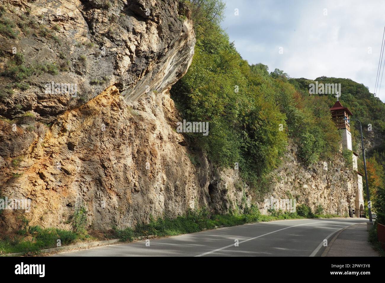 Chaîne de montagnes au Mali Zvornik, Serbie, gisement d'antimoine 29 septembre 2022 Brasina, Guchevo. Rochers surplombant la route. Banque D'Images