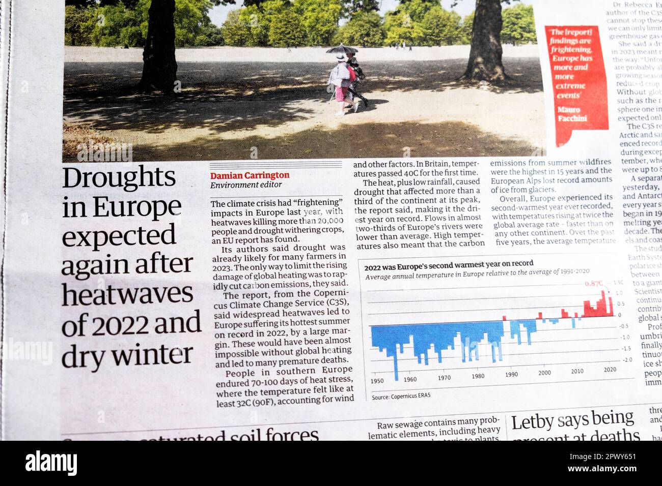 "Les modèles européens devraient à nouveau être attendus après les canicules de 2022 et l'hiver sec" le journal Guardian a titre Climate Crisis Heatwave article 21 avril 2023 Banque D'Images