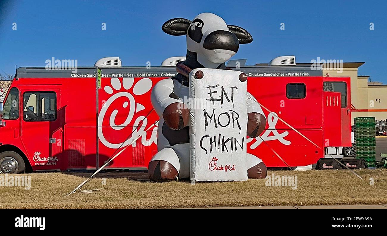 EMPORIA, KANSAS - le 27 FÉVRIER, 2023 personnes font la queue pour commander des sandwichs au camion de restauration mobile Chick-fil, qui vient de Topeka une fois par semaine et qui s'installe dans le parking du magasin d'approvisionnement de tracteurs Banque D'Images